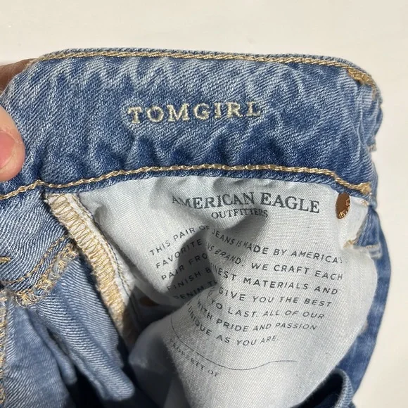 American Eagle Light Wash Distressed Tomgirl Denim Jeans Size 2 - Picture 10 of 11